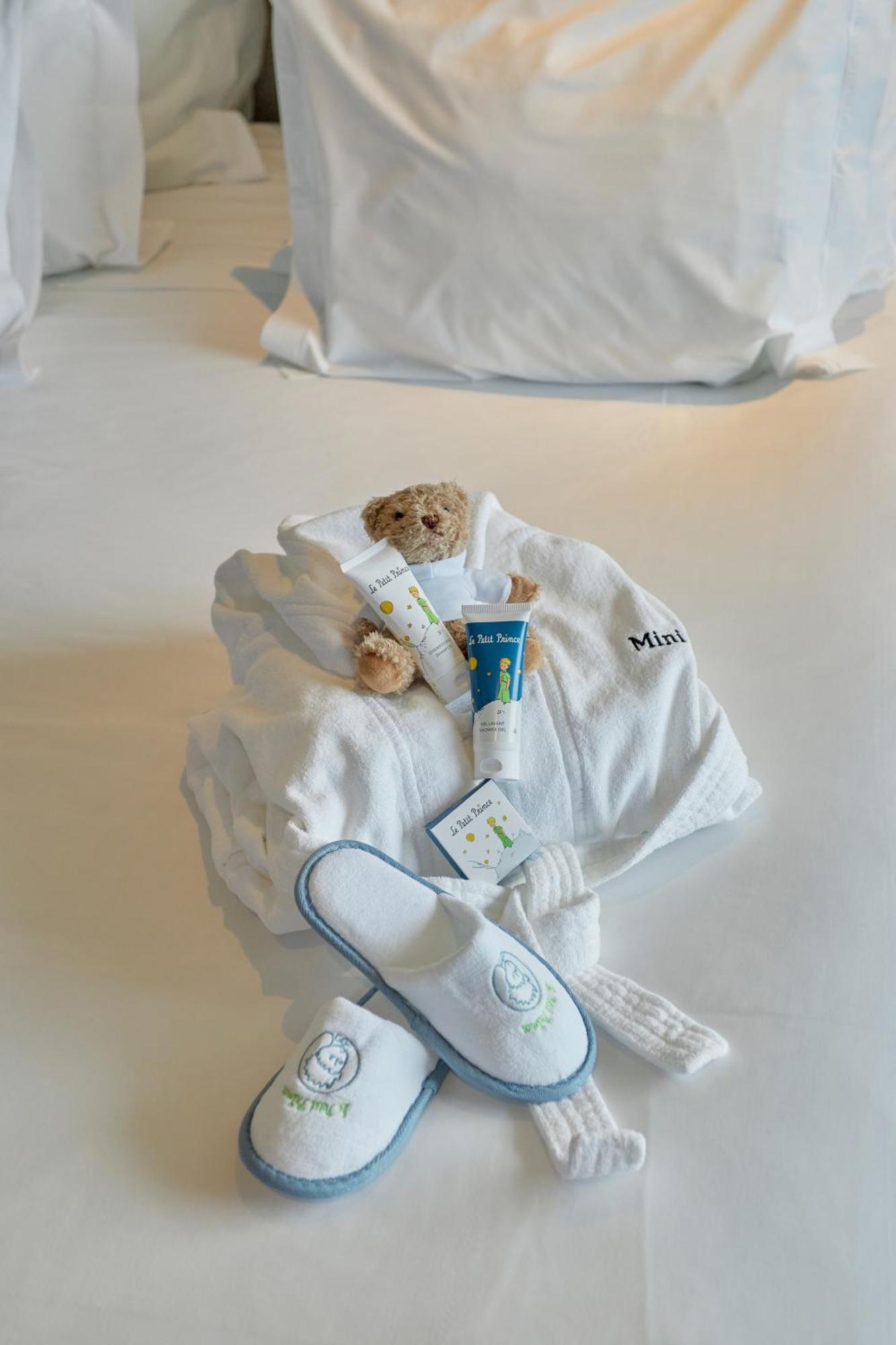 Hotel Octant Ponta Delgada Zewnętrze zdjęcie A bathrobe and toiletries