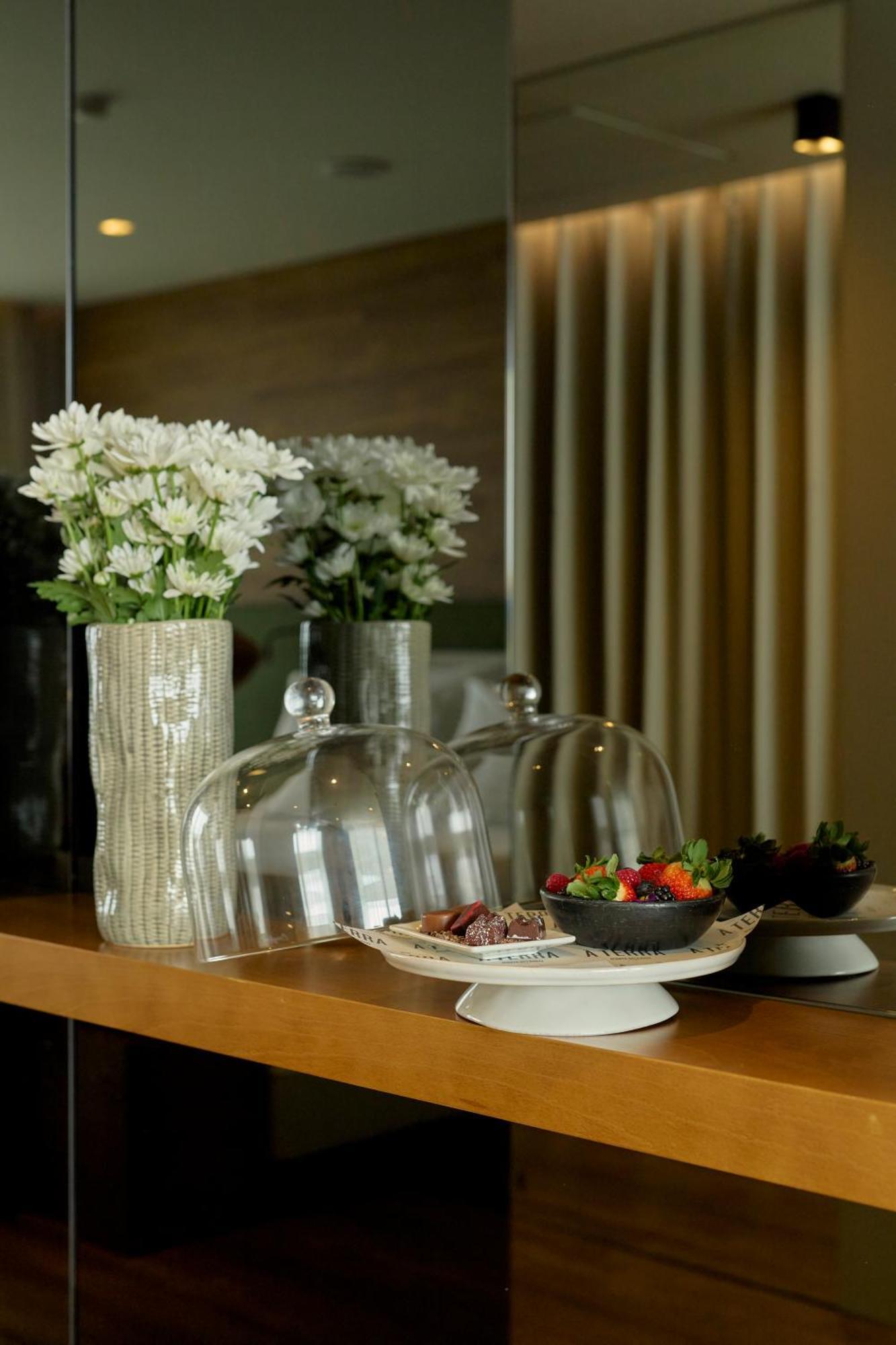 Hotel Octant Ponta Delgada Zewnętrze zdjęcie A cake stand with a glass dome